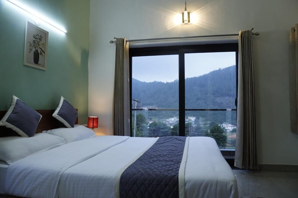 Premium Room | Desk, iron/ironing board, free WiFi, bed sheets