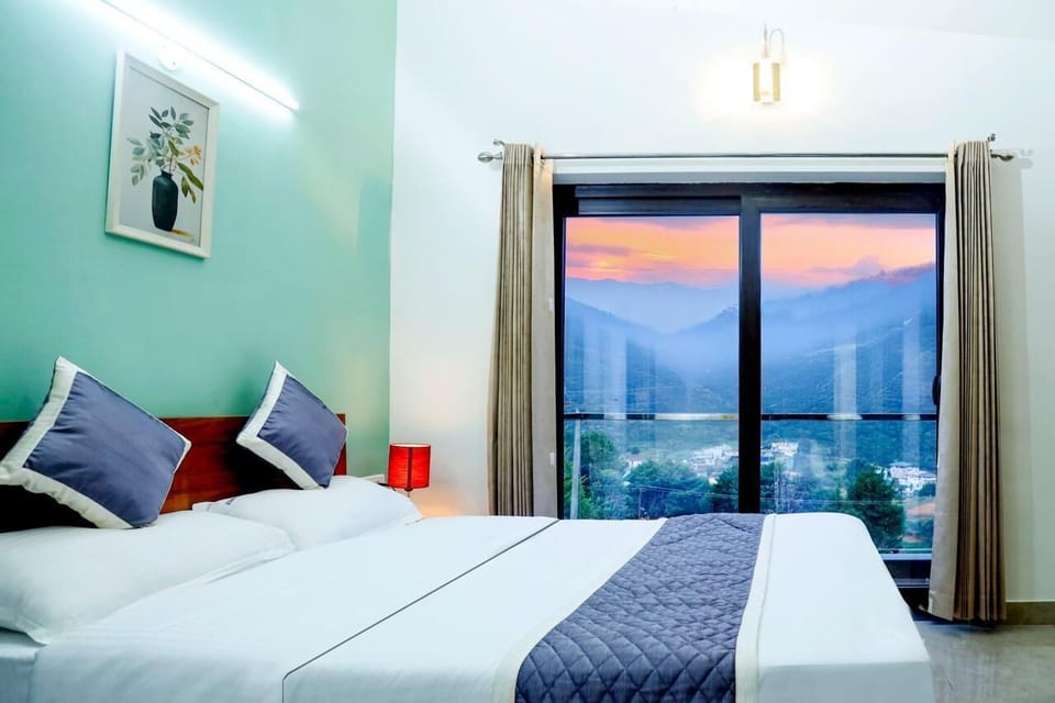 Premium Room | Desk, iron/ironing board, free WiFi, bed sheets