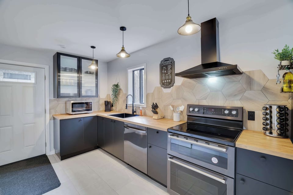 Equipped with everything you need—from high-end appliances to ample cookware—making meal prep a breeze!