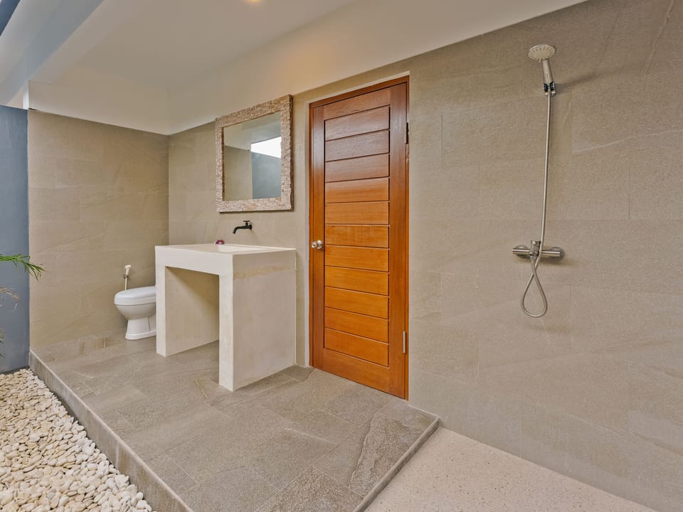 Deluxe Villa | Bathroom | Shower, towels, soap, shampoo