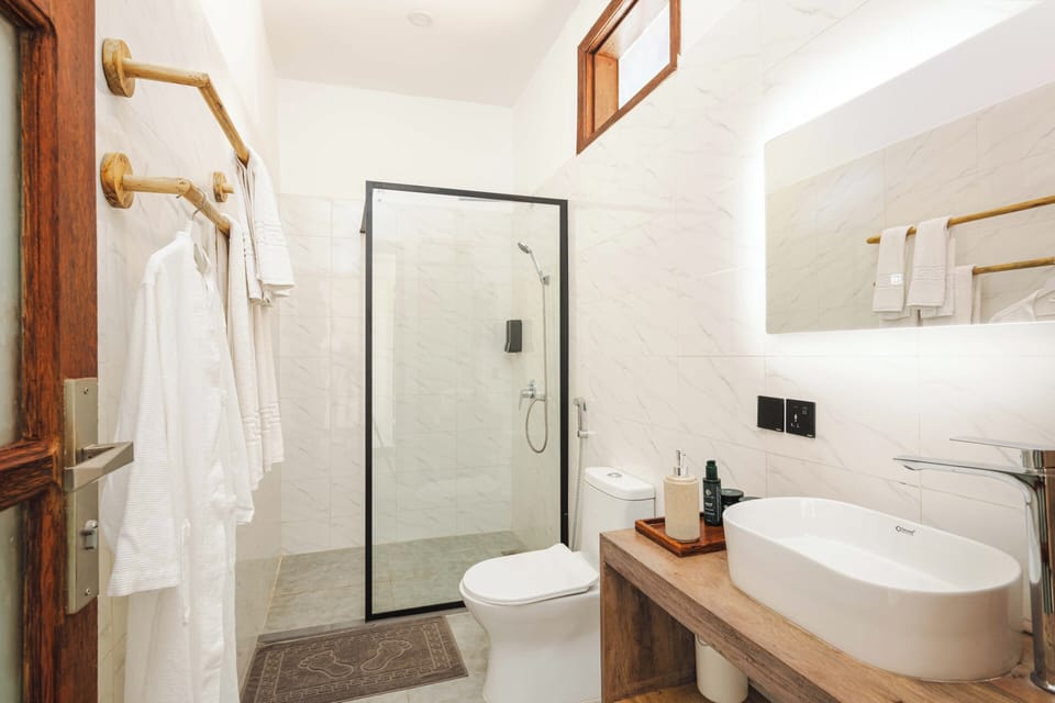 Deluxe Studio Suite, 1 Bedroom, Sea View | Bathroom shower