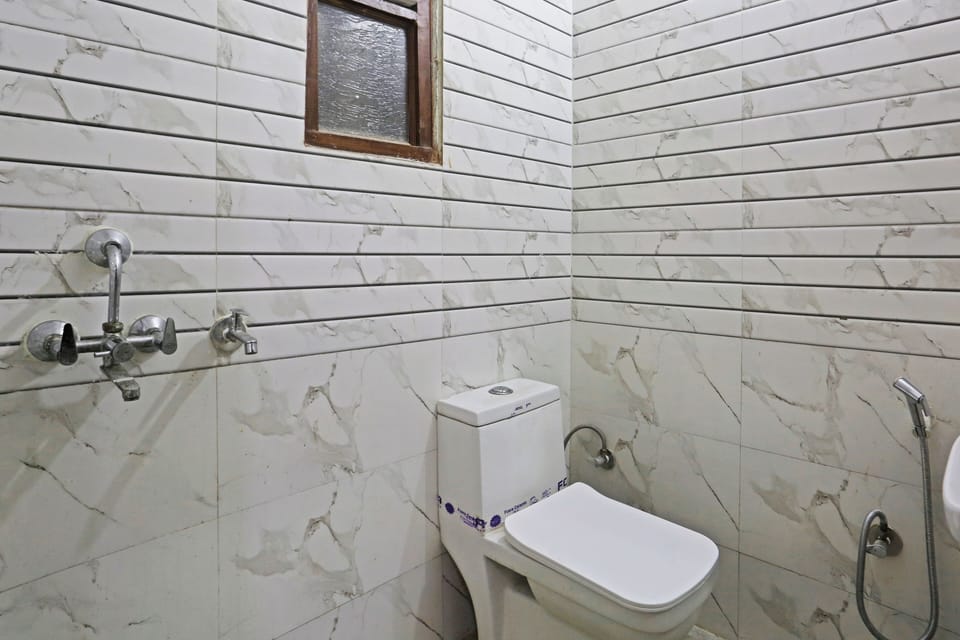 Deluxe Double Room | Bathroom | Combined shower/tub, free toiletries, bidet, towels