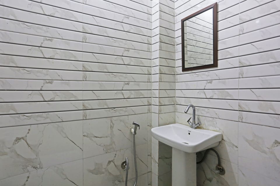 Deluxe Double Room | Bathroom | Combined shower/tub, free toiletries, bidet, towels