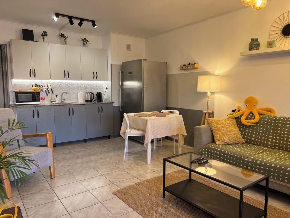 Romantic Studio, 1 Double Bed, Sea View, Poolside | In-room dining