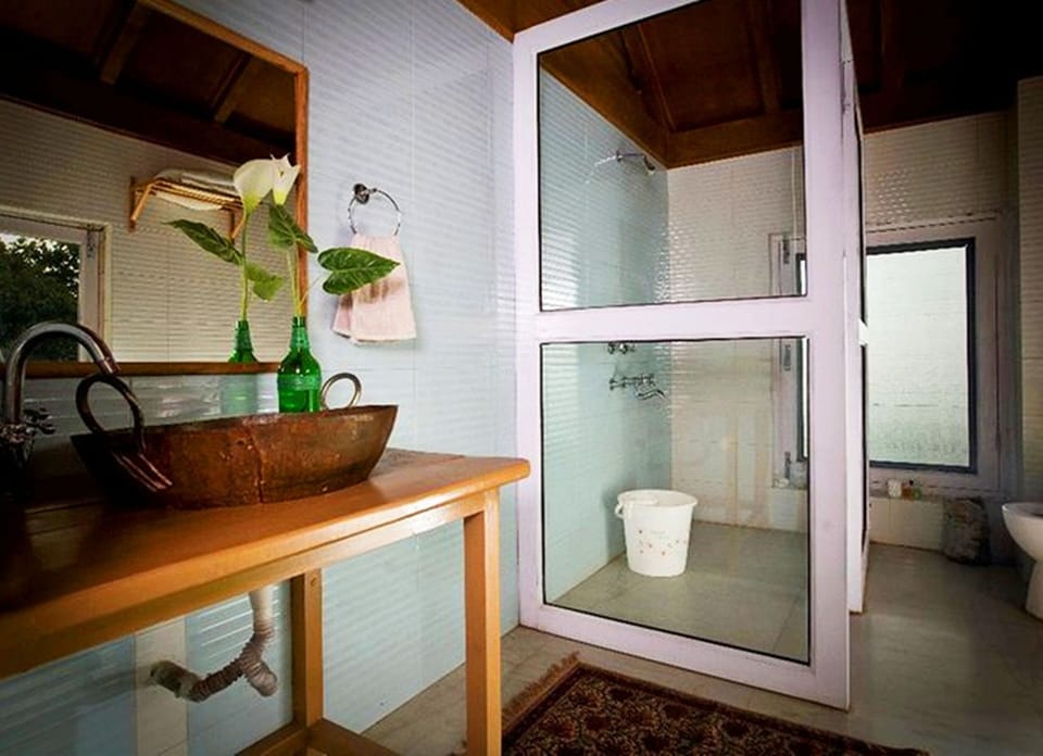 Bhanwra | Bathroom | Shower, rainfall showerhead, free toiletries, towels