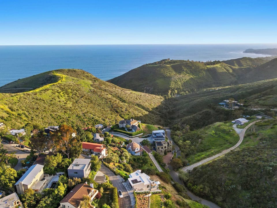 Find your escape nestled high in Malibu’s golden hills.