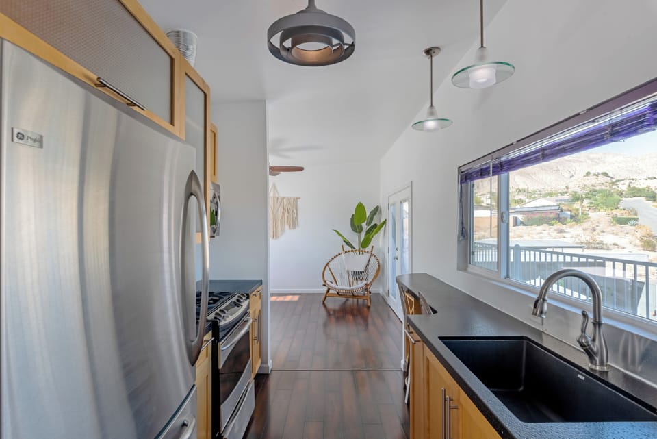 Comfort Apartment, 2 Bedrooms, Kitchen, Mountain View | Private kitchen | Microwave