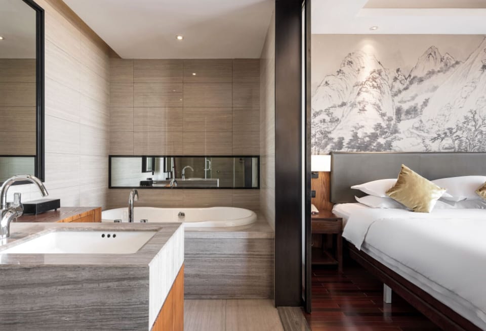 Business Double Room, City View | Bathroom | Hair dryer, towels, shampoo, toilet paper