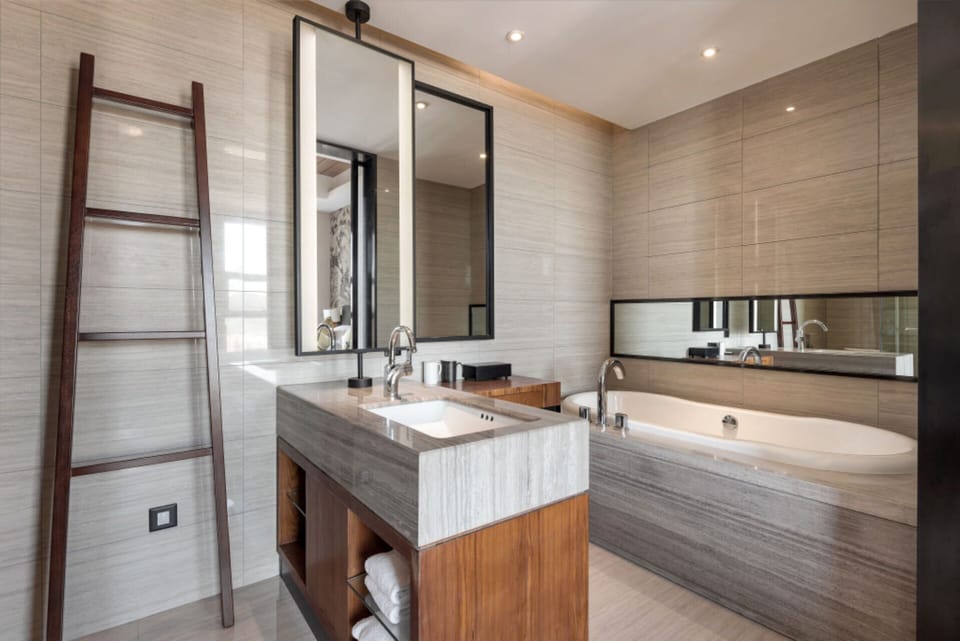 Business Double Room, City View | Bathroom | Hair dryer, towels, shampoo, toilet paper