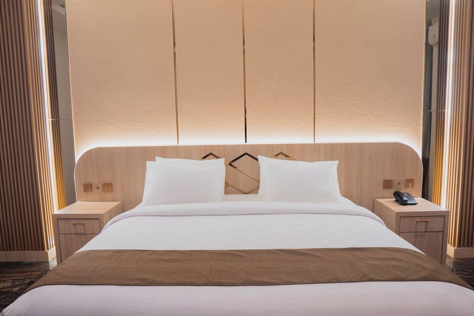 Grand Room | Desk, laptop workspace, free WiFi, bed sheets