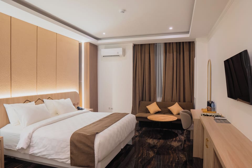 Grand Room | Desk, laptop workspace, free WiFi, bed sheets