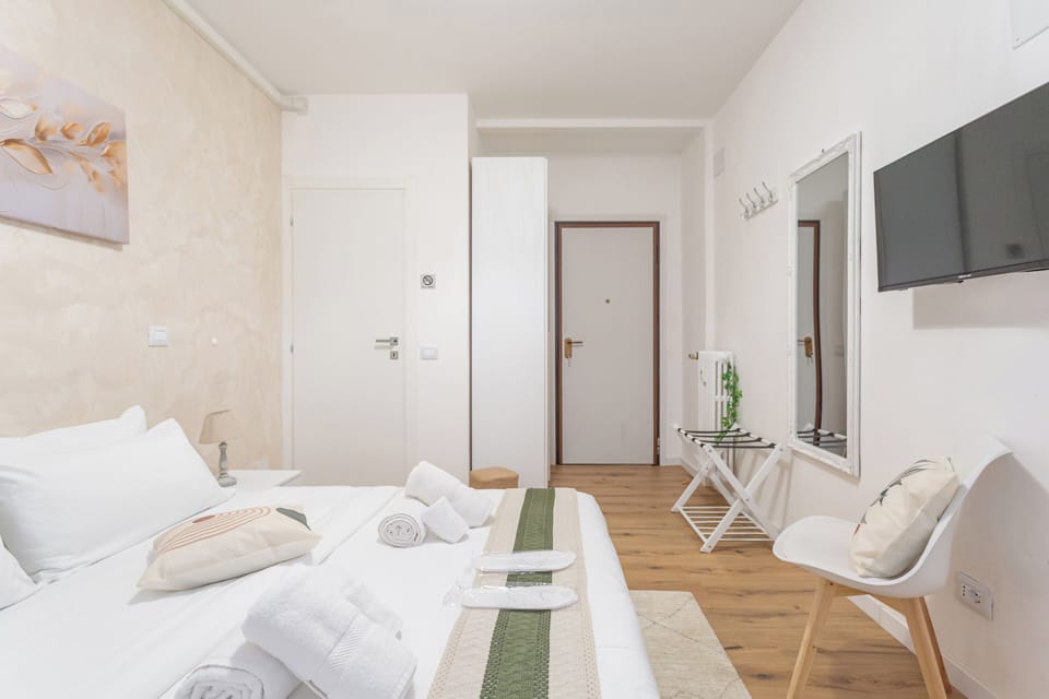Economy Double Room | Desk, iron/ironing board (on request), WiFi (free)