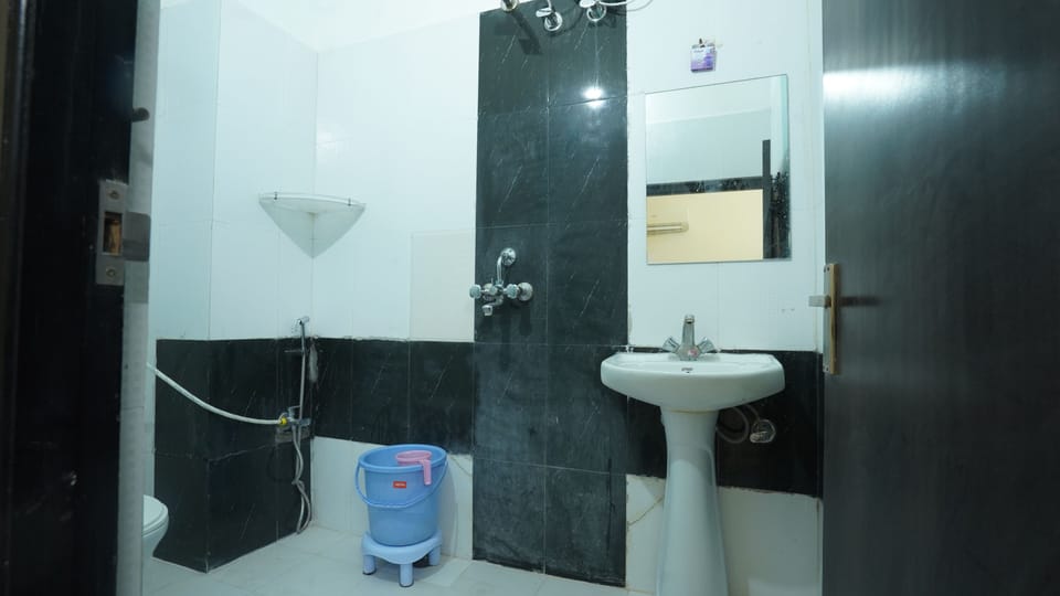 Deluxe Double Room | Bathroom | Towels, soap, shampoo, toilet paper