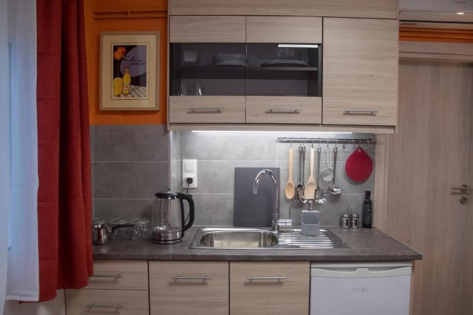 Economy Apartment, 1 Bedroom, Kitchenette | Private kitchenette | Mini-fridge, stovetop, coffee/tea maker, electric kettle