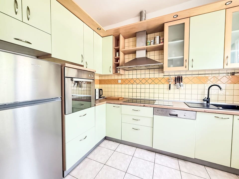 Kitchen, Kitchen Appliance, Countertop, Cabinetry, Major Appliance, Wood, Flooring, Interior Design, Home Appliance, Furniture