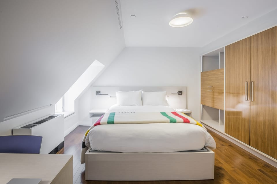 Contemporary Room, 1 Queen Bed | Premium bedding, desk, free WiFi, bed sheets