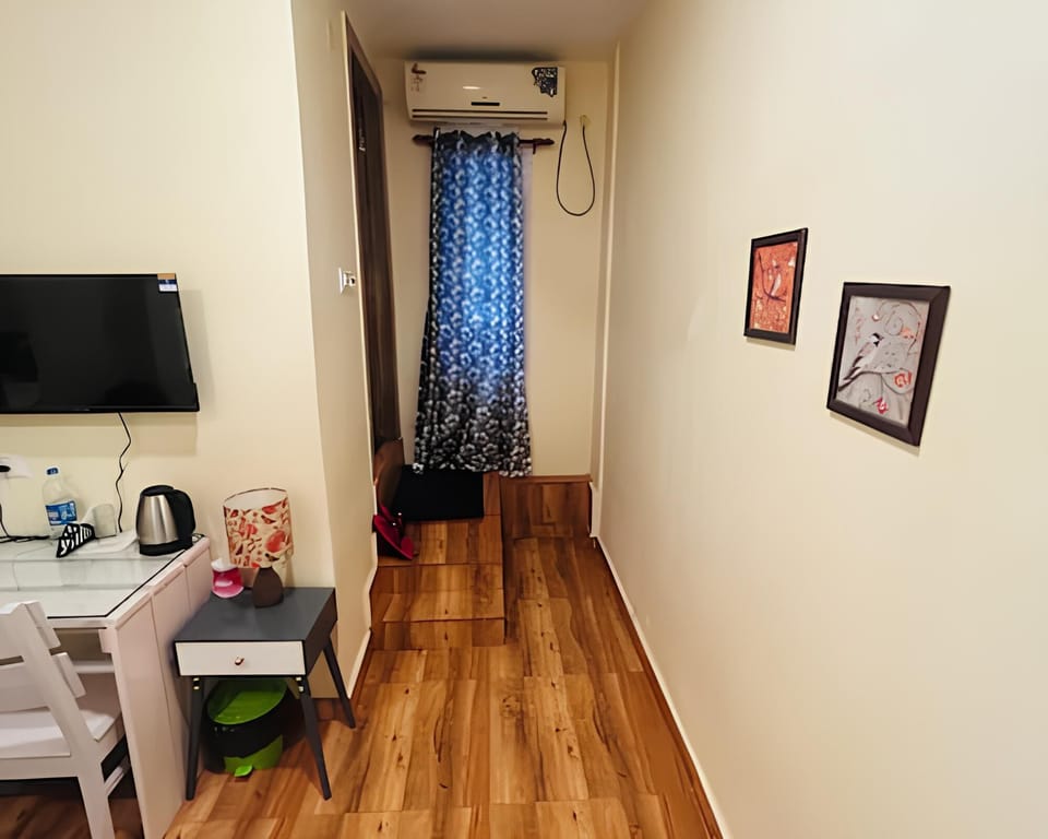 Classic Room | Desk, laptop workspace, free WiFi