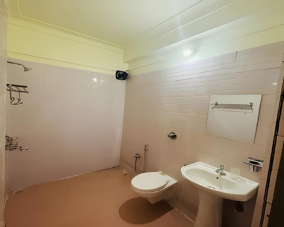 Classic Room | Bathroom | Shower, free toiletries, hair dryer, slippers
