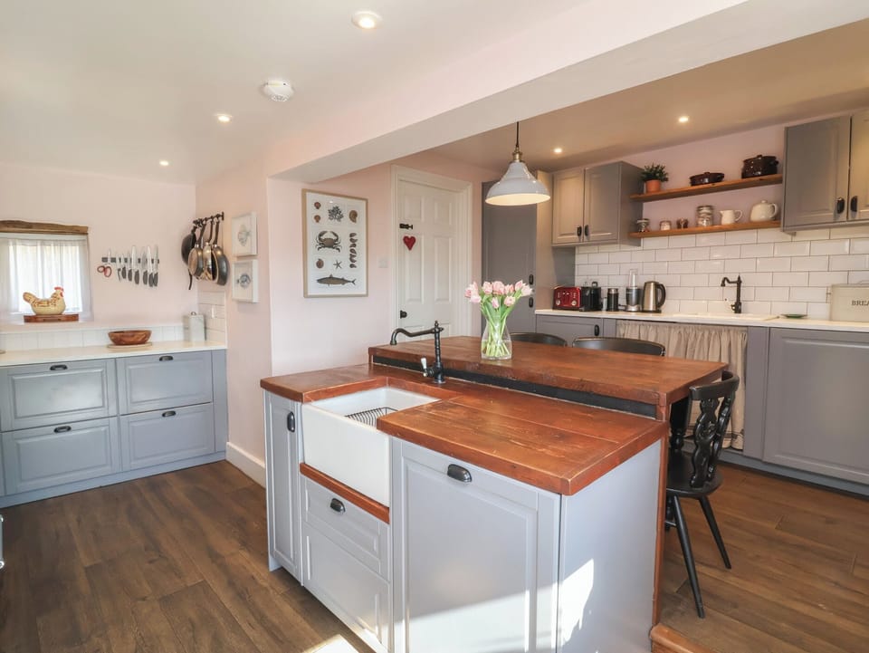Fridge, microwave, dishwasher, cookware/dishes/utensils