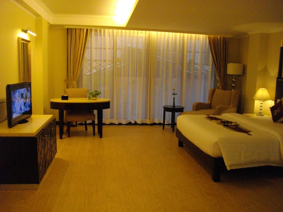 Deluxe Family | Minibar, in-room safe, desk, laptop workspace