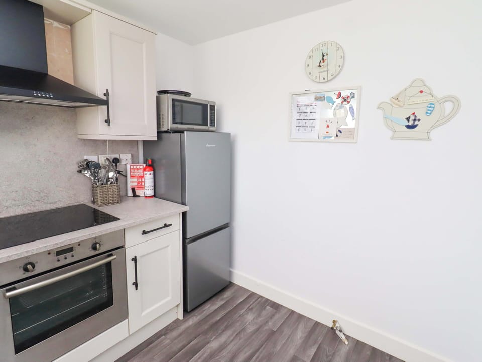 Cottage | Private kitchen | Fridge, microwave, toaster, cookware/dishes/utensils