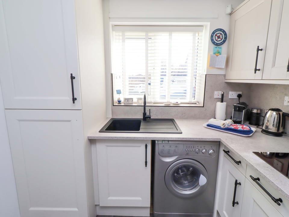 Cottage | Private kitchen | Fridge, microwave, toaster, cookware/dishes/utensils