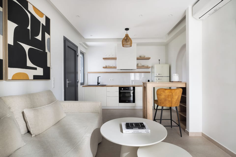 Deluxe Suite | Living area | TV