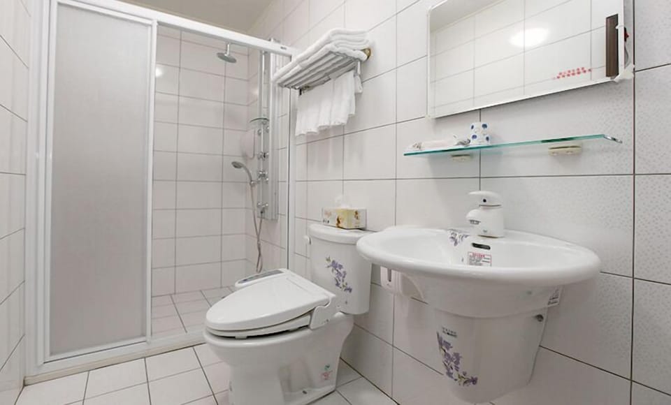 Standard Quadruple Room | Bathroom | Shower, slippers, towels, shampoo