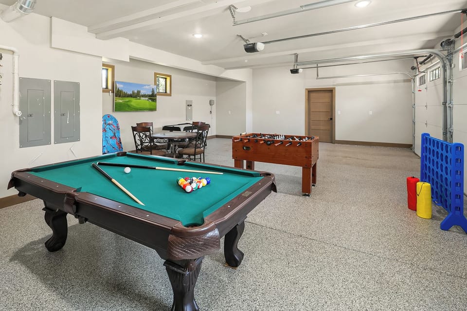 Blissful Pool Retreat. - Heated garage game room with Foosball, Air Hockey, Connect4, Ping Pong and Pool Table!