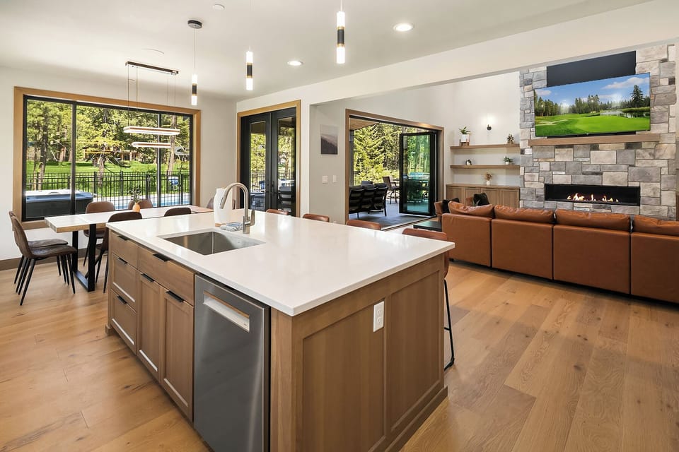 Blissful Pool Retreat: - Large kitchen island!