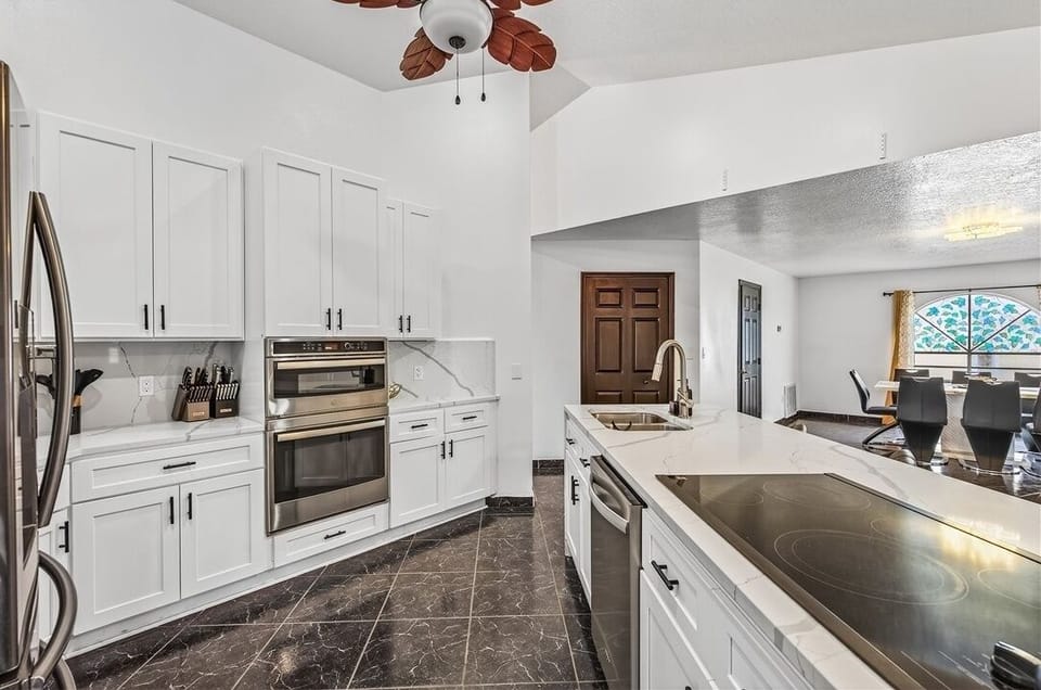 House, 4 Bedrooms | Private kitchen | Fridge, oven, coffee/tea maker