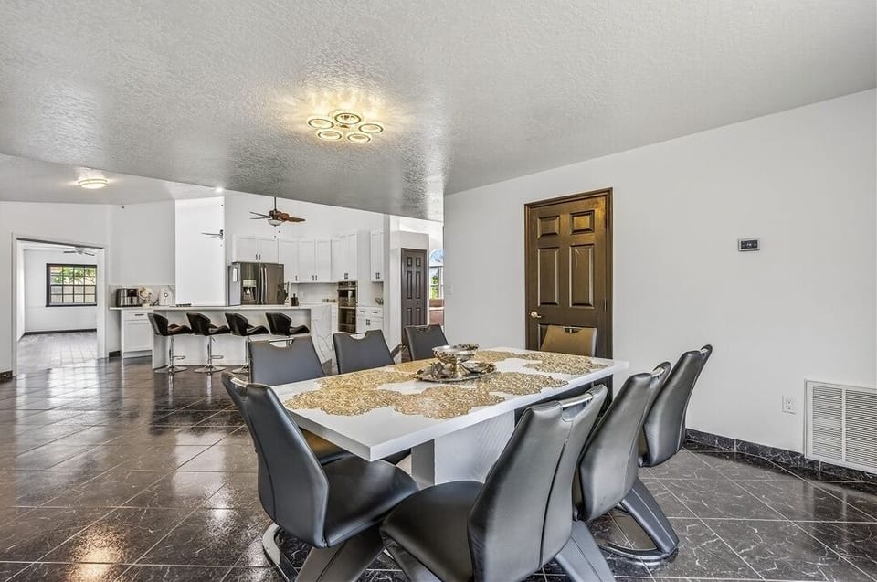 House, 4 Bedrooms | Dining