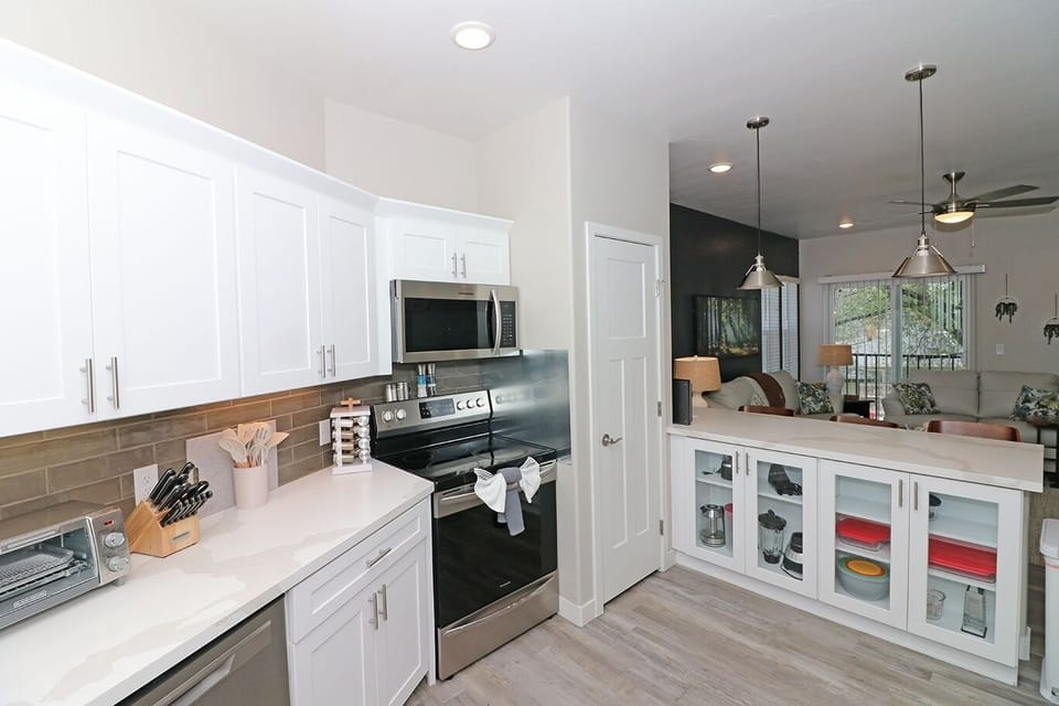 Townhome, 2 Bedrooms | Private kitchen | Fridge, oven, coffee/tea maker, toaster