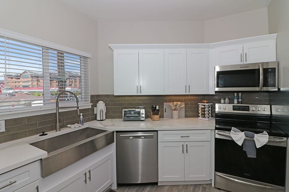 Townhome, 2 Bedrooms | Private kitchen | Fridge, oven, coffee/tea maker, toaster
