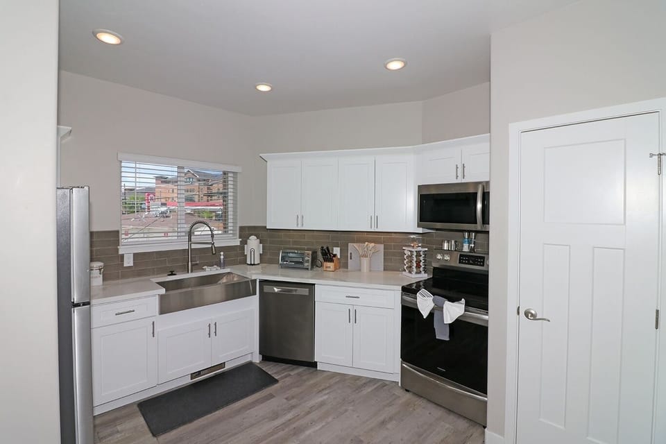 Townhome, 2 Bedrooms | Private kitchen | Fridge, oven, coffee/tea maker, toaster