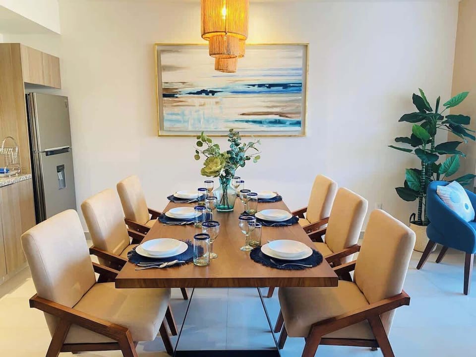 Comfortable & beautiful dining area for 6