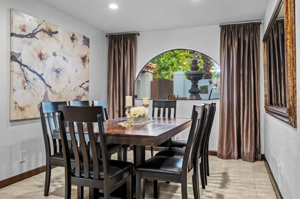 Lovely dining area with a view of the courtyard