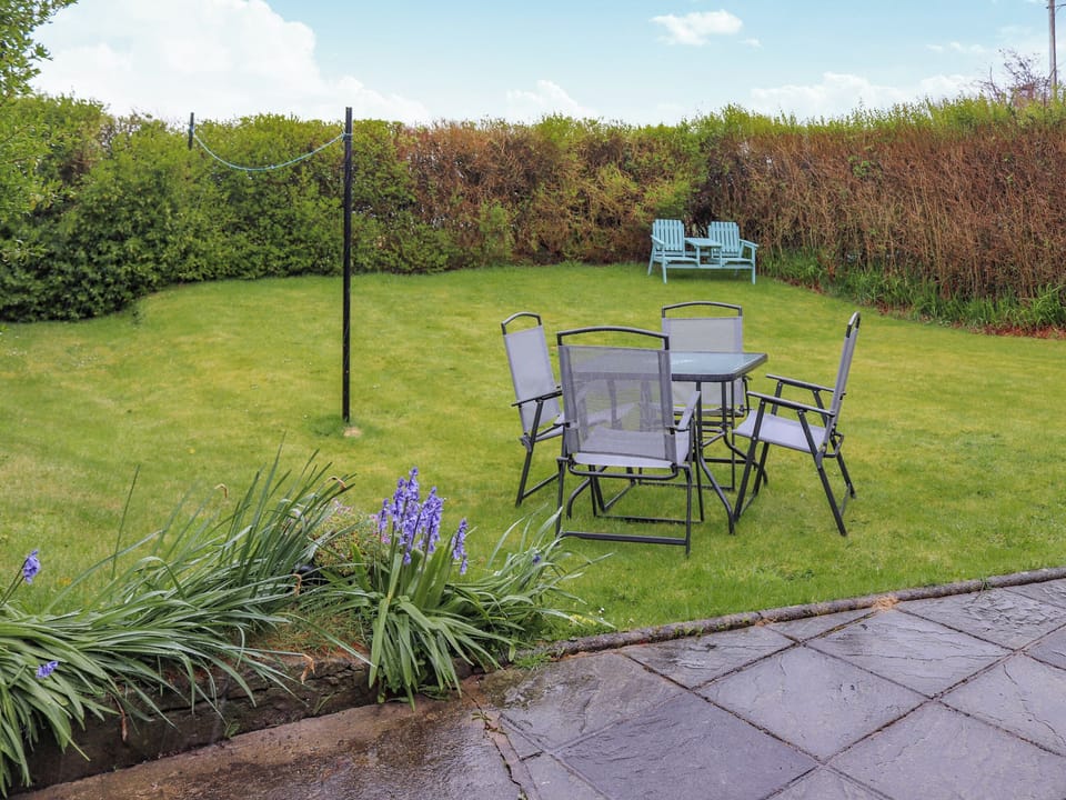 Sitting-out-area | Fron Deg, Tudweiliog