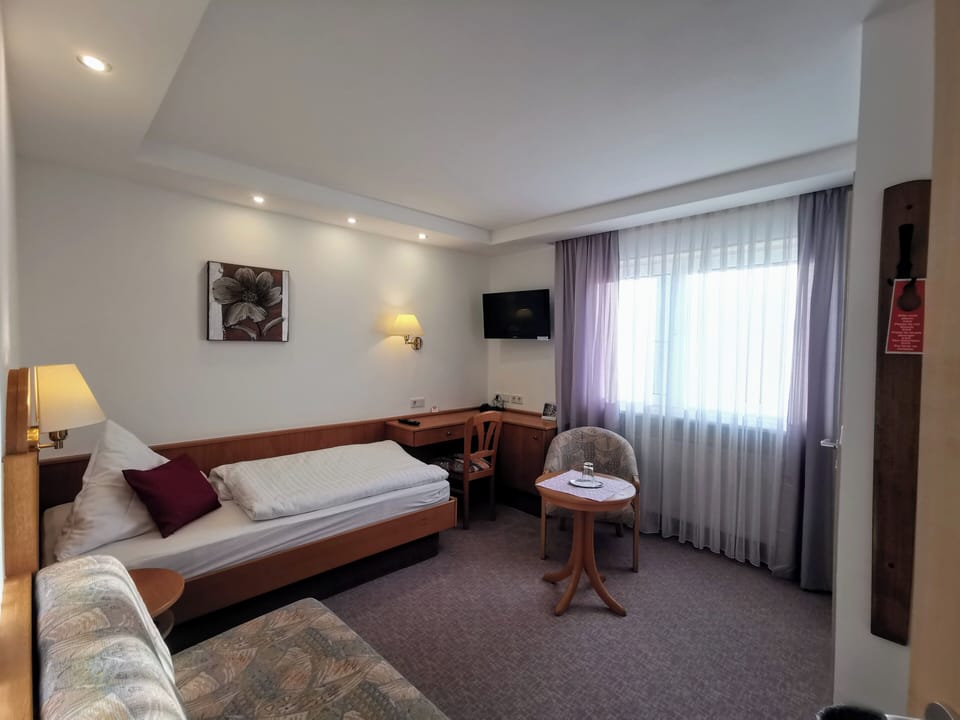 Single Room | In-room safe, blackout drapes, free WiFi