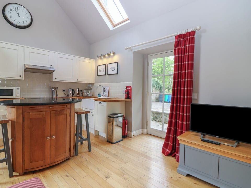 Fridge, microwave, dishwasher, toaster