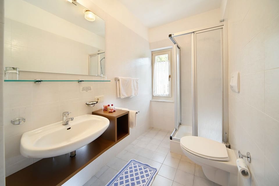 Comfort Double Room, 1 Double Bed | Bathroom | Shower, free toiletries, towels