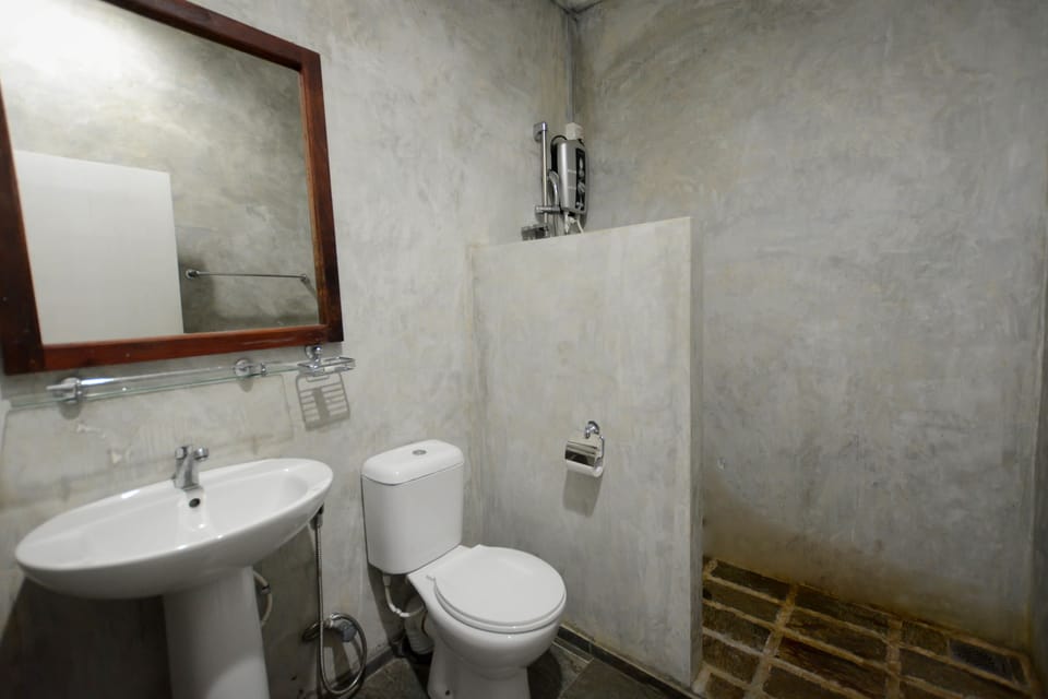 Luxury Room | Bathroom | Shower, free toiletries, slippers, towels