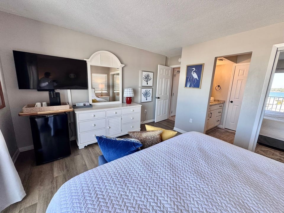 House, Multiple Beds, Balcony, Beach View (Seacrest 709) | 2 bedrooms, individually decorated, individually furnished, bed sheets