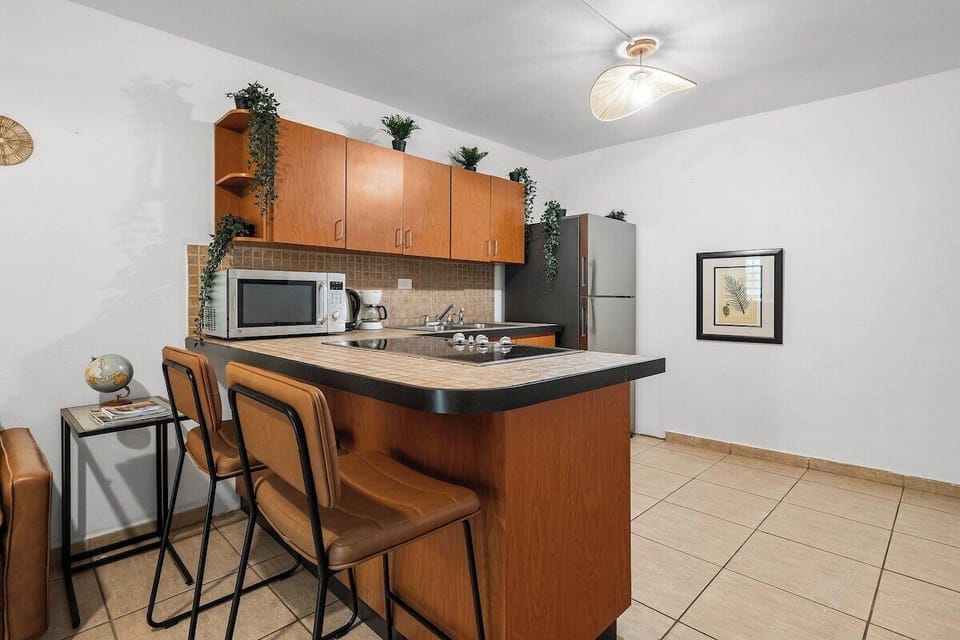 Fully equipped kitchen with breakfast bar seating