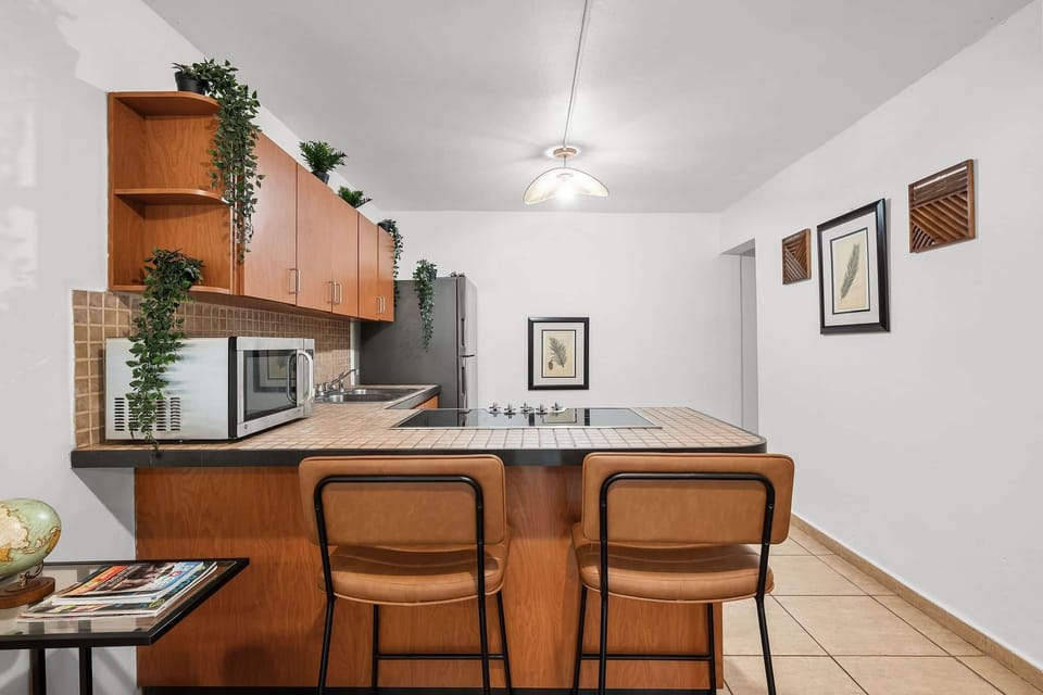 Fully equipped kitchen with breakfast bar seating