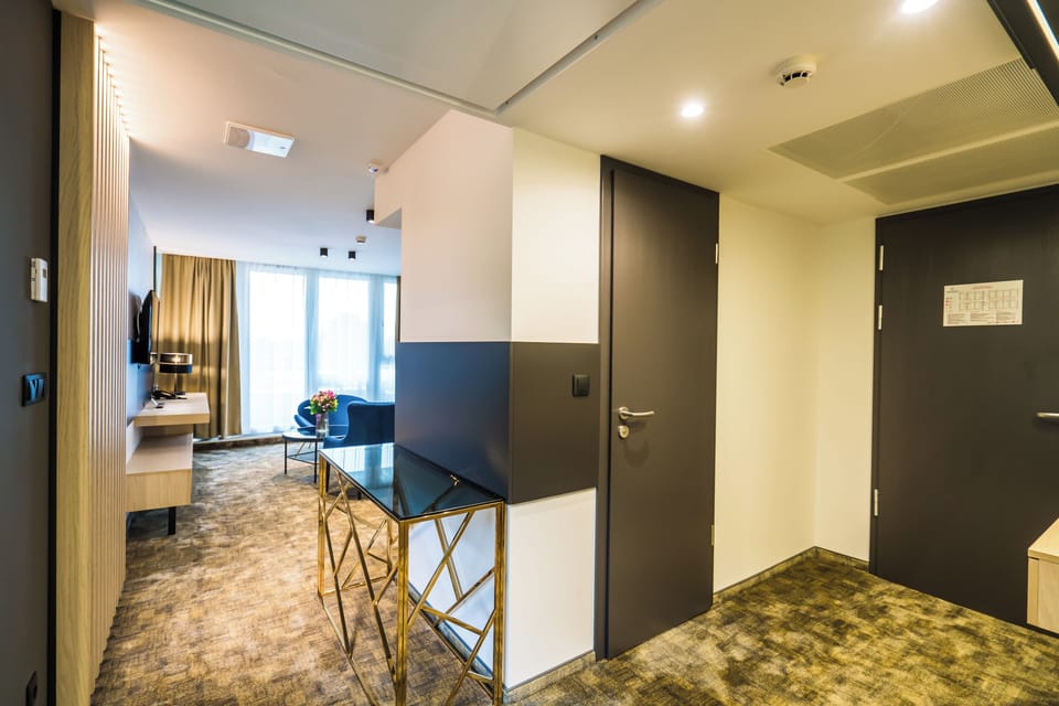 Deluxe Suite | Minibar, in-room safe, desk, free WiFi