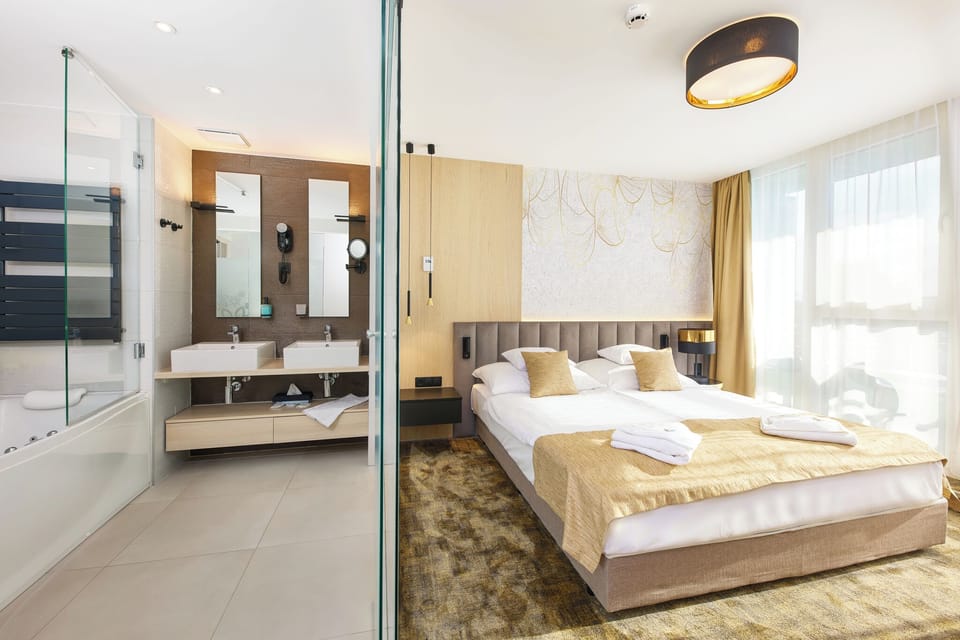 Deluxe Suite | Minibar, in-room safe, desk, free WiFi