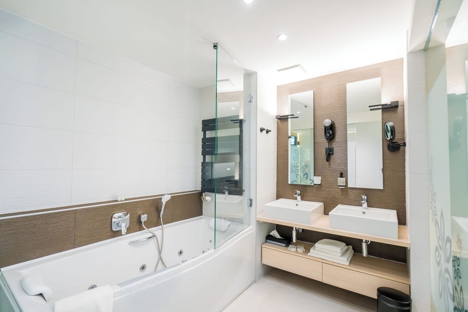 Deluxe Suite | Bathroom | Free toiletries, hair dryer, bathrobes, towels