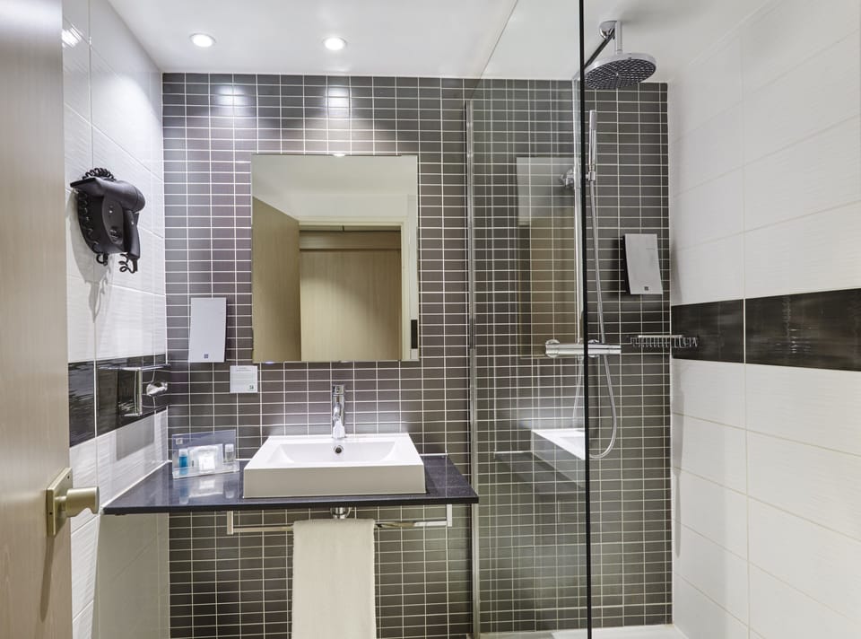 Combined shower/tub, rainfall showerhead, free toiletries, hair dryer