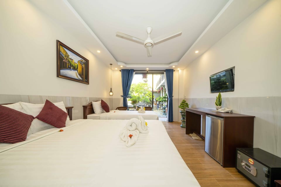 Deluxe Triple Room | Minibar, desk, soundproofing, iron/ironing board